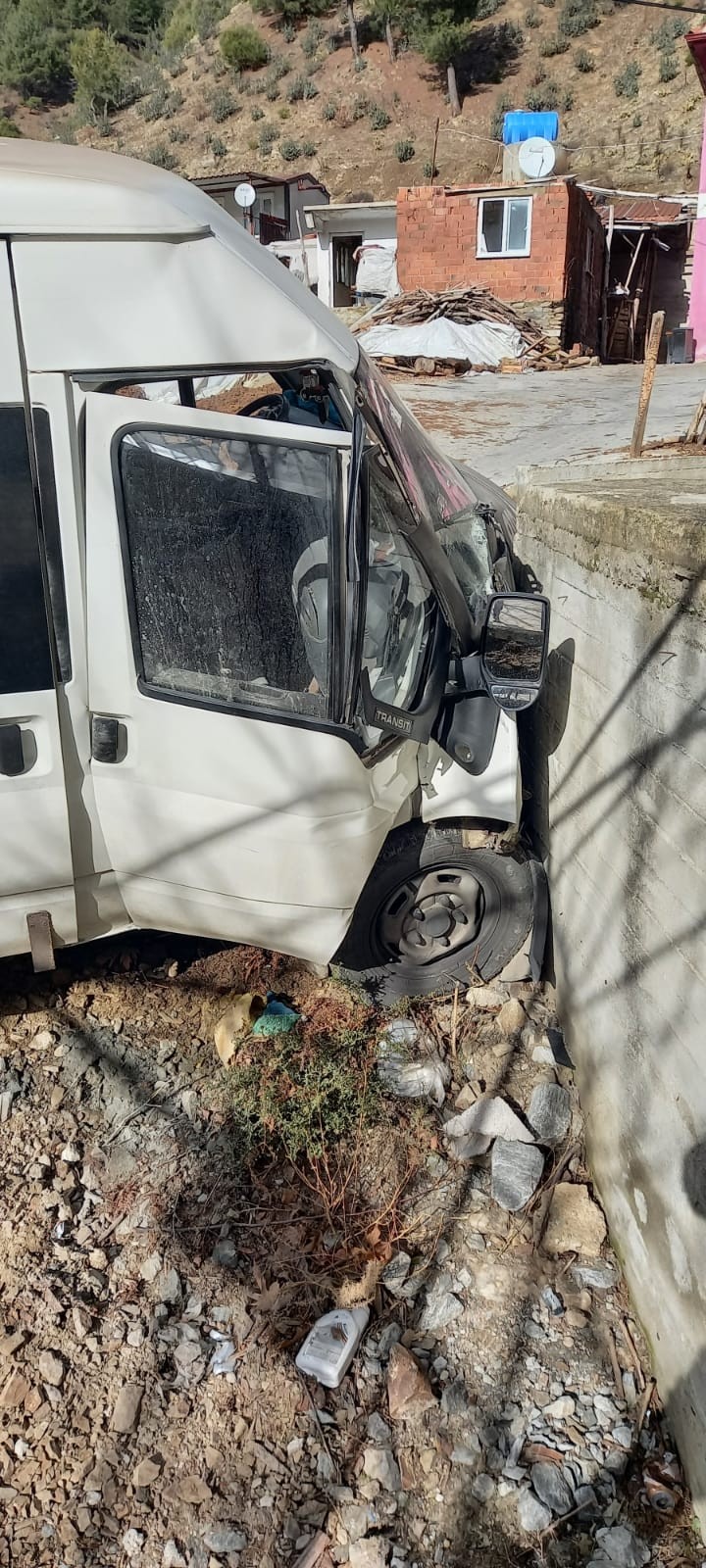 Denizli’nin Buldan ilçesinde kontrolden çıkarak cami duvarına çarpan minibüsün sürücüsü ağır yaralandı.