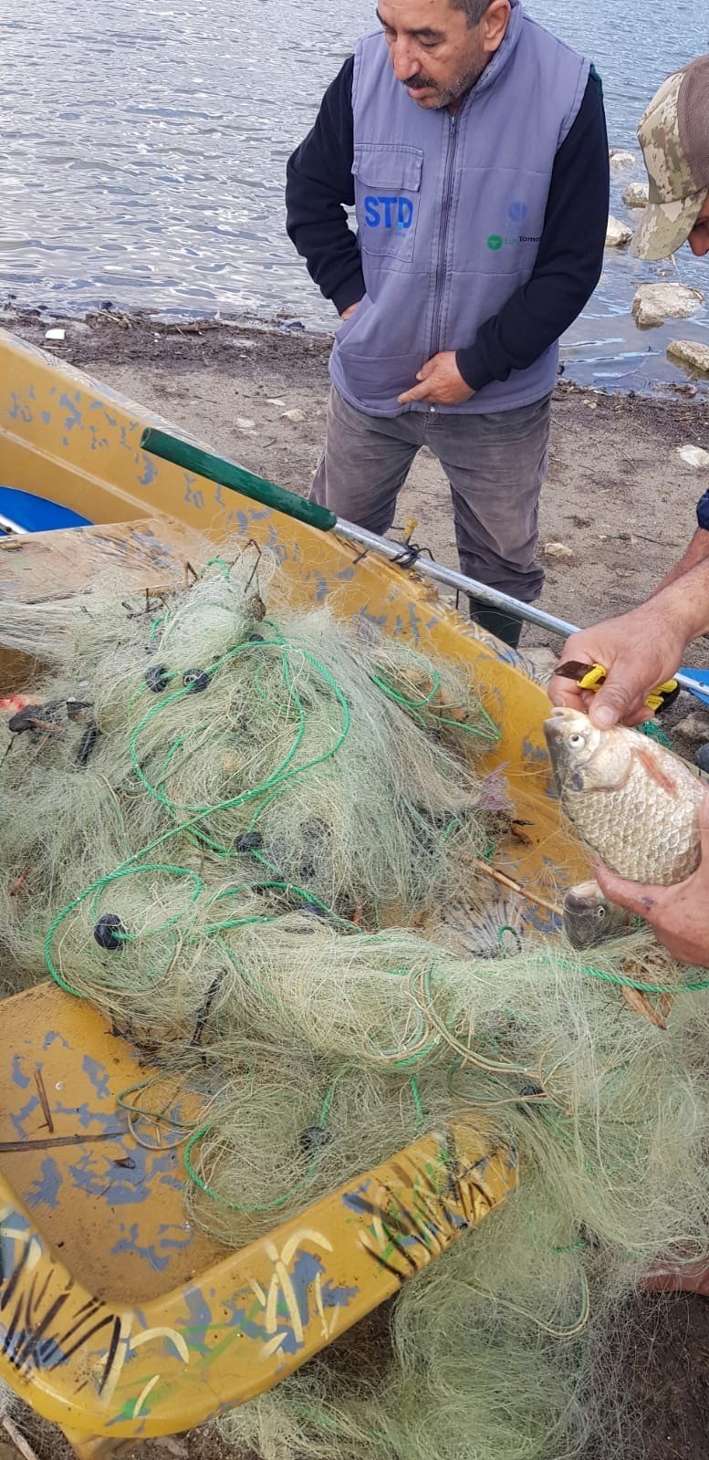 Denizli’nin Buldan ilçesinde Derbent Baraj gölünde kaçak avcılık yapan kişilerin ağları yakılırken, ağlara takılan balıklar ise göle bırakıldı.