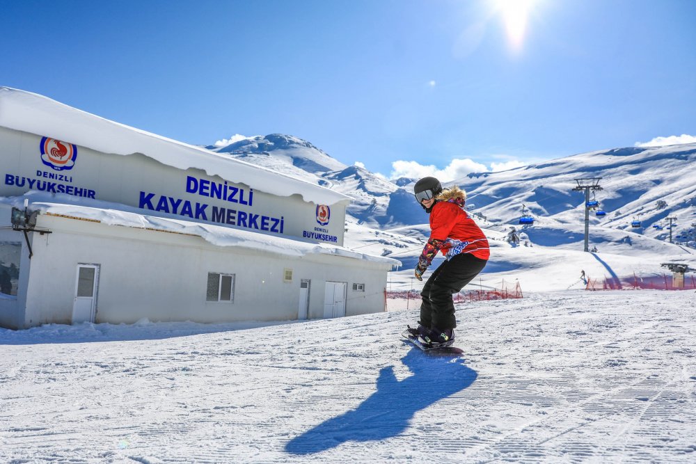 Ege Bölgesinde kış turizminin önemli merkezlerinden olan Denizli Kayak Merkezi’nde meteorolojinin açıklamasına göre kar kalınlığı 25 santimetreyi buldu.