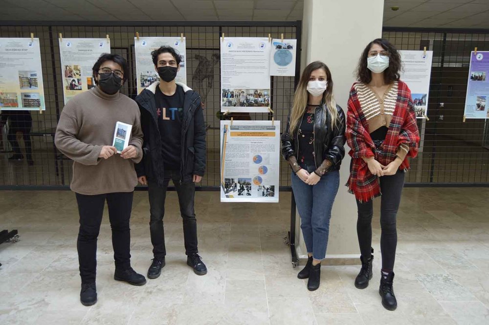 Pamukkale Üniversitesi Eğitim Fakültesi’nde ‘Topluma Hizmet Uygulamaları’ dersi kapsamında poster sergisi açıldı. Sergide, öğrencilerin yıl içinde yaptıkları sosyal sorumluluk projeleri tanıtıldı.