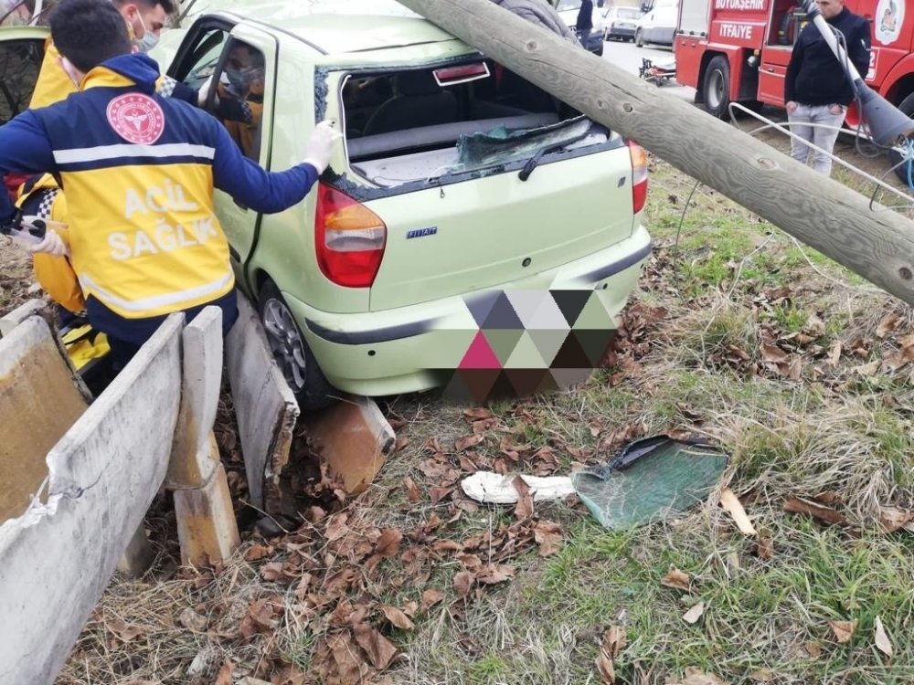 Denizli’de yoldan çıkan otomobilin ağaca çarpması sonucu meydana gelen trafik kazasında 1 kişi yaralandı.