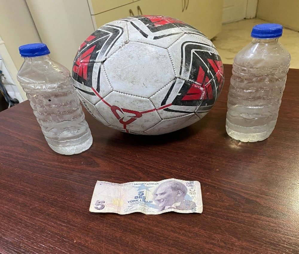 Denizli’de, iki pet şişe arasından futbol topunu geçirerek kumar oynatan iki kişi hakkında adli işlem yapıldı. Polis kumar malzemeleri futbol topu ve pet şişeye el koydu.