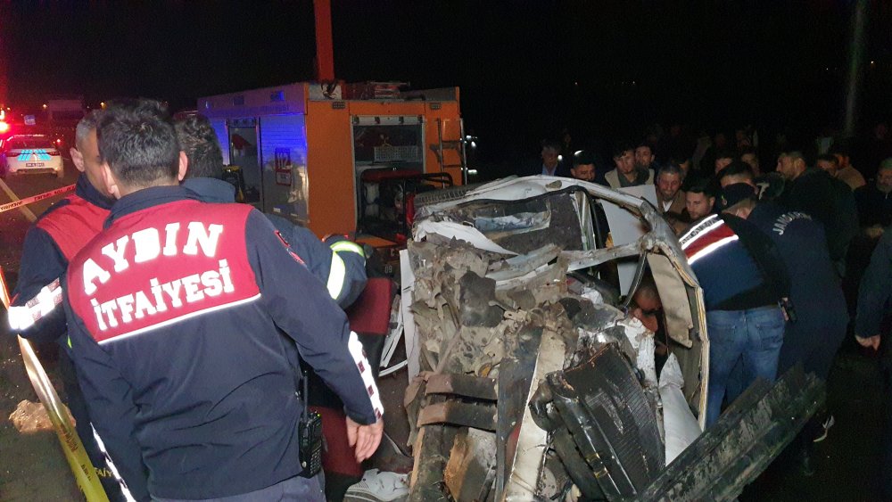 Aydın-Denizli karayolunda meydana gelen trafik kazasında 2 kişi öldü, 3 kişi de ağır yaralandı. Kazada tıra çarpan otomobil metal yığınına dönerken kaza nedeniyle kapanan karayolunda uzun araç kuyruğu oluştu.