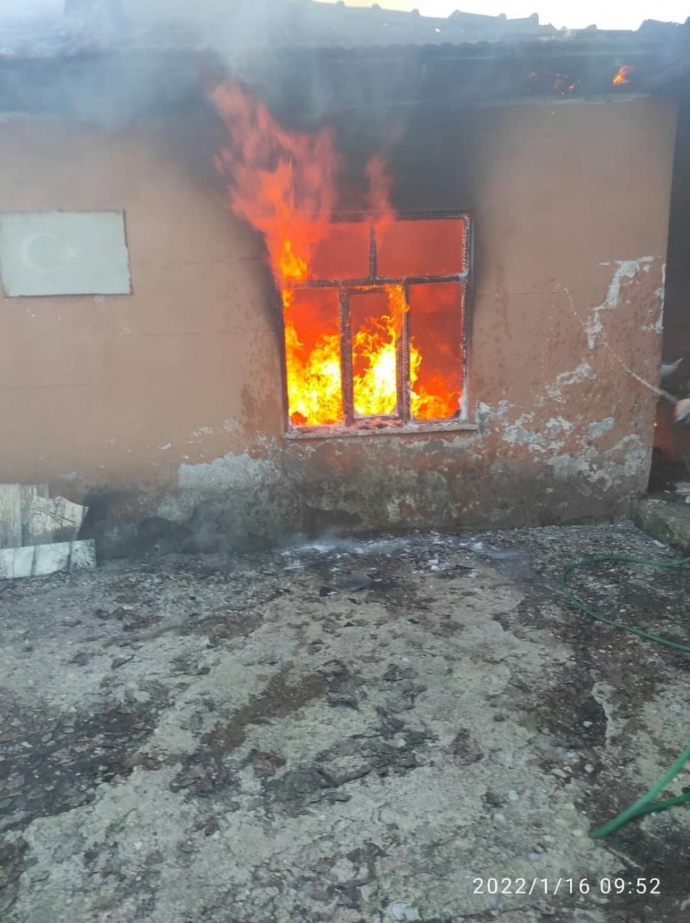 Denizli'nin Çameli ilçesinde bacadan çıkan kıvılcımlardan kaynaklı evde yangın meydana geldi. İtfaiye ekipleri tarafından söndürülen ev kullanılamaz hale geldi.