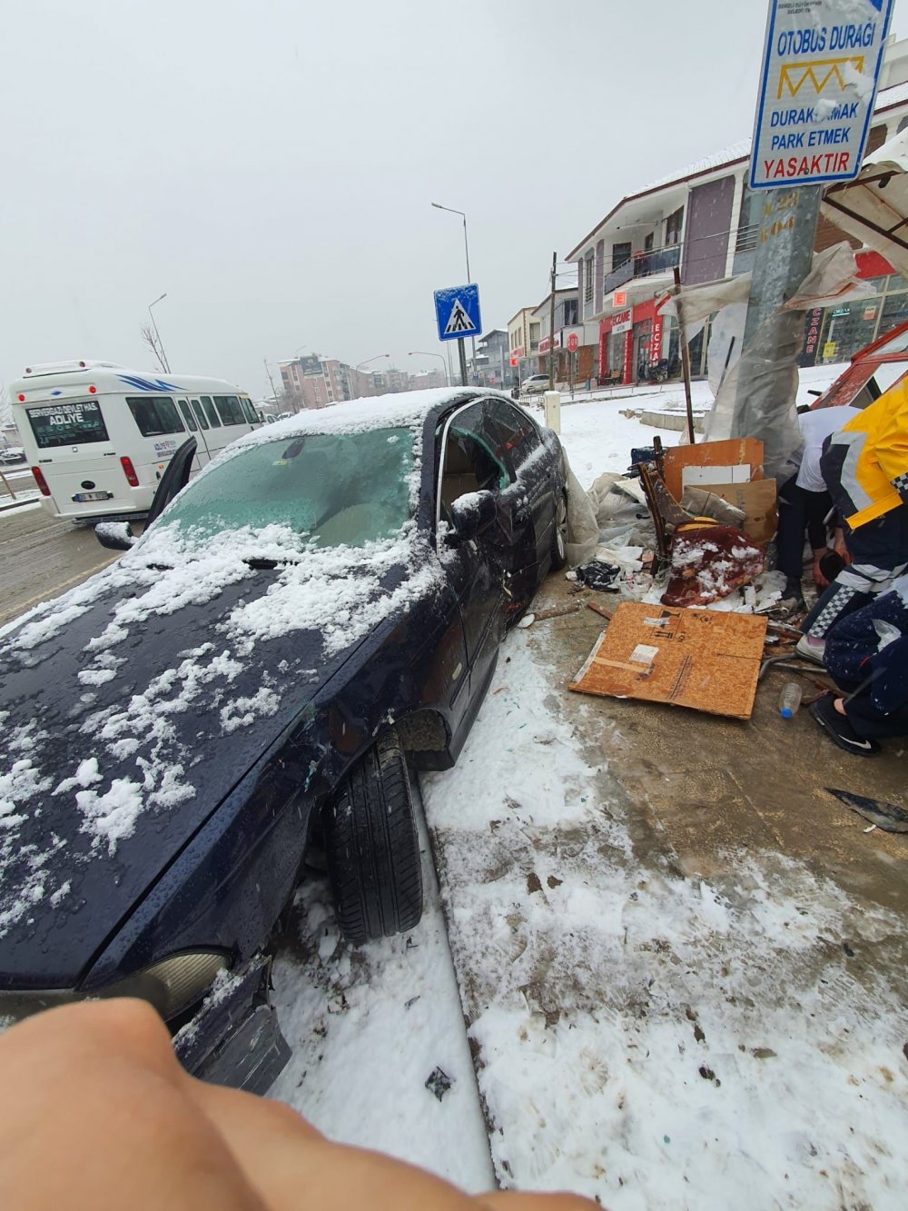 Denizli’de kar yağışı nedeniyle direksiyon hakimiyetini kaybeden sürücü, kaldırımda simit satan seyyar satıcı Cemil Varol’a çarptı. Kazada ağır yaralanan yaşlı adam hastanede hayatını kaybetti.