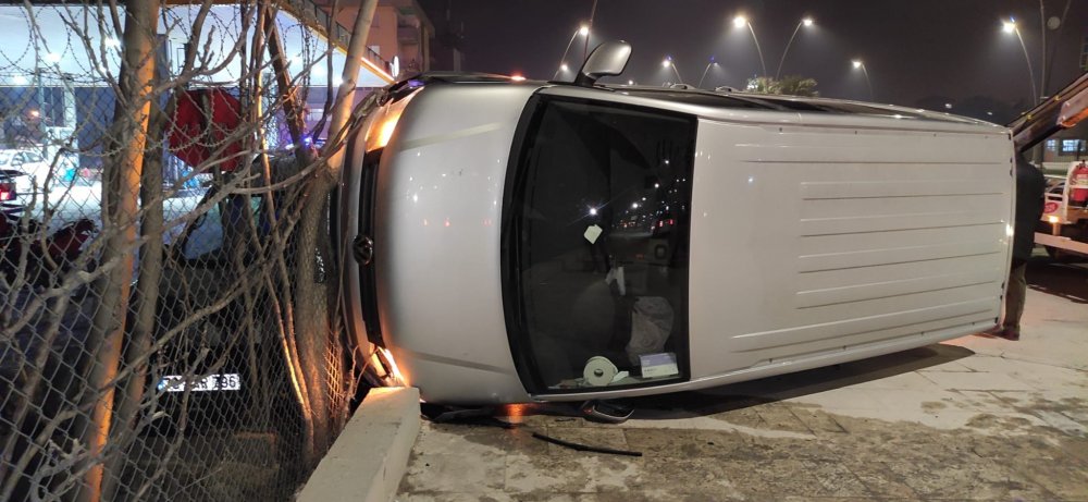 Denizli’de başka aracın önüne kırması sonucu kontrolden çıkan minibüs, yan yatarak park halindeki araca çarptı. Meydana gelen kazada sürücü ve çocuğu yaralandı.