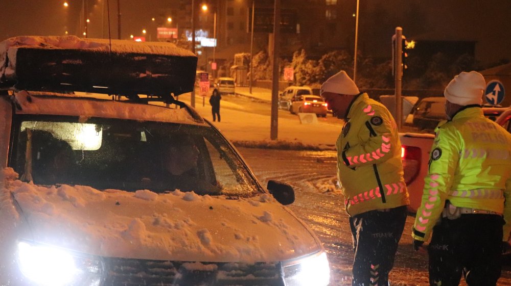 Denizli’de etkili olan yoğun kar yağışının ardından Antalya karayolu, zincirsiz ve kar lastiği olmayan araçlara kapatıldı. Sürücülere zor anlar yaşatan kar yağışı, beraberinde ise kazaları getirdi.