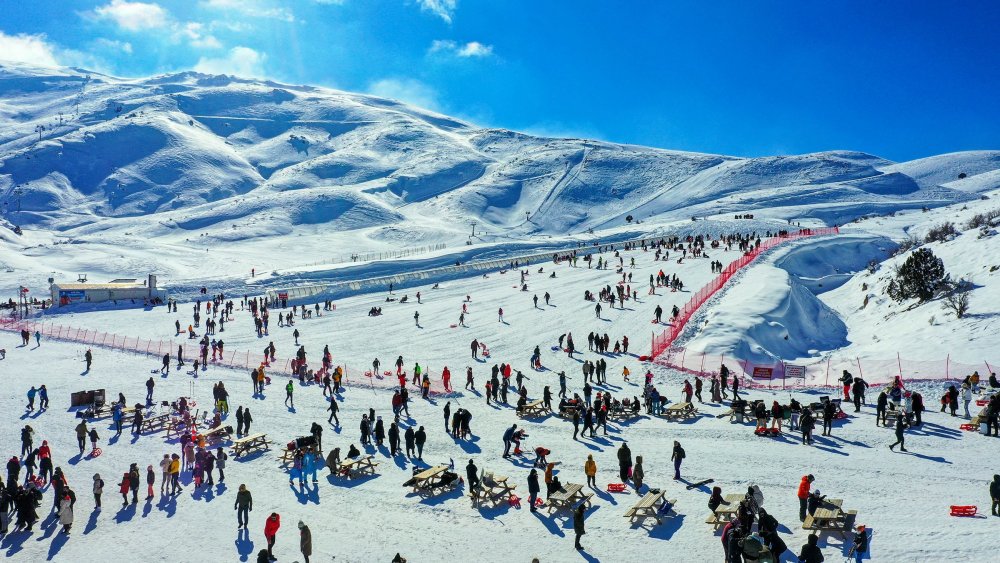 Kış turizminin önemli merkezlerinden olan Denizli Kayak Merkezi’nde meteorolojinin açıklamasına göre kar kalınlığı 160 santimetreyi bulduğunu paylaştı.