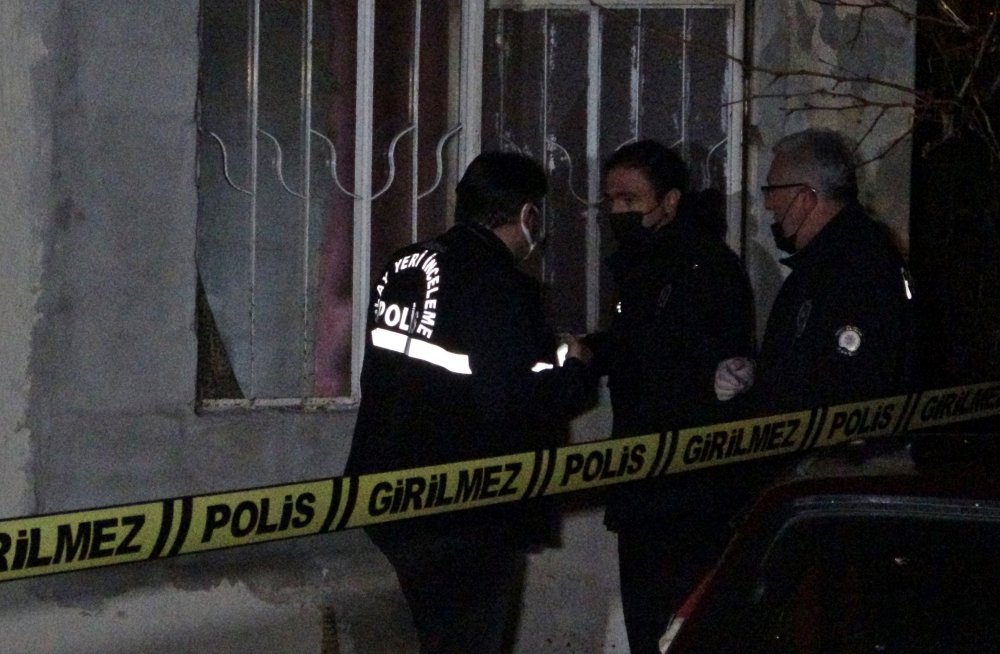 Antalya’da yalnız yaşayan 24 yaşındaki genç kadın, tek odalı evinde ölü olarak bulundu. Polis, uyuşturucu madde kullanımı ihtimali üzerinde dururken, cesedin yanında ise 10’dan fazla sayıda çakmak olduğu öğrenildi.