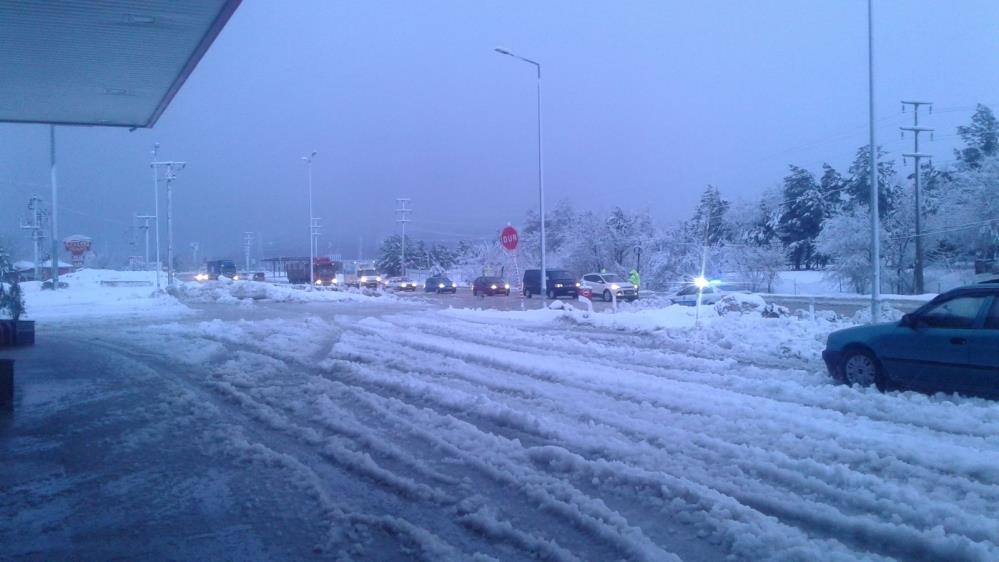 Denizli’de yüksek kesimlerde etkili olan kar yağışı sonrası Denizli-Antalya Karayolunda tek yönlü ulaşıma kapatıldı.