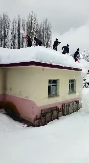 Denizli’de yoğun kar yağışının ardından okul ve bazı evlerin çatılarında, imece usulü kar temizliği yapıldı.