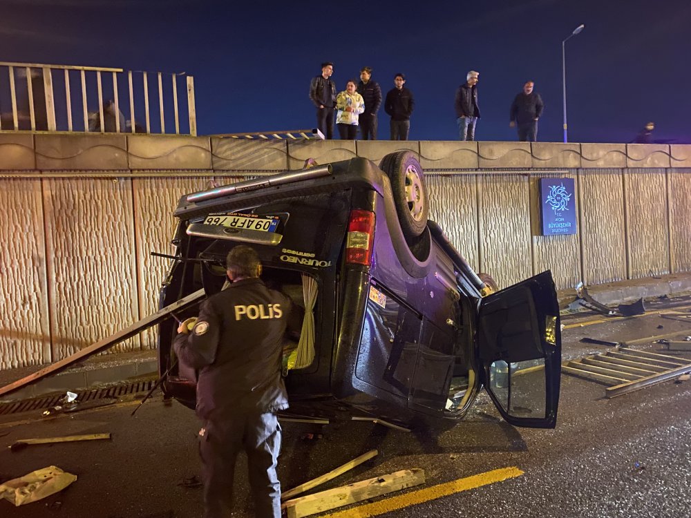 Aydın'ın Efeler ilçesinde kontrolden çıkan ticari aracın bariyerleri parçaladıktan sonra alt geçide düştüğü trafik kazasında 4 kişi yaralandı.