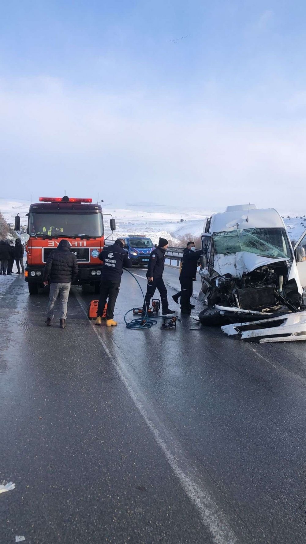 Denizli’deki lisede okuyan öğrencileri ve öğretmenleri taşıyan servis minibüsünün Eskişehir’de kamyona arkadan çarpması sonucu meydana gelen kazada 1’i ağır 16 kişi yaralandı.