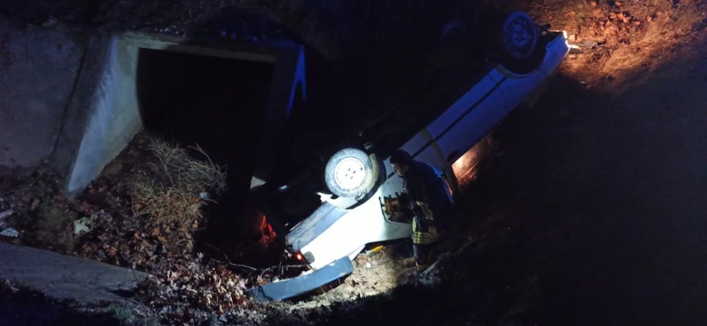 Denizli’nin Baklan ilçesinde gece saatlerinde otomobille meydana gelen kazada 1 kişi hayatını kaybetti. Otomobilde yolcu konumunda bulunan 3 kişi ise yaralı olarak kurtarıldı.