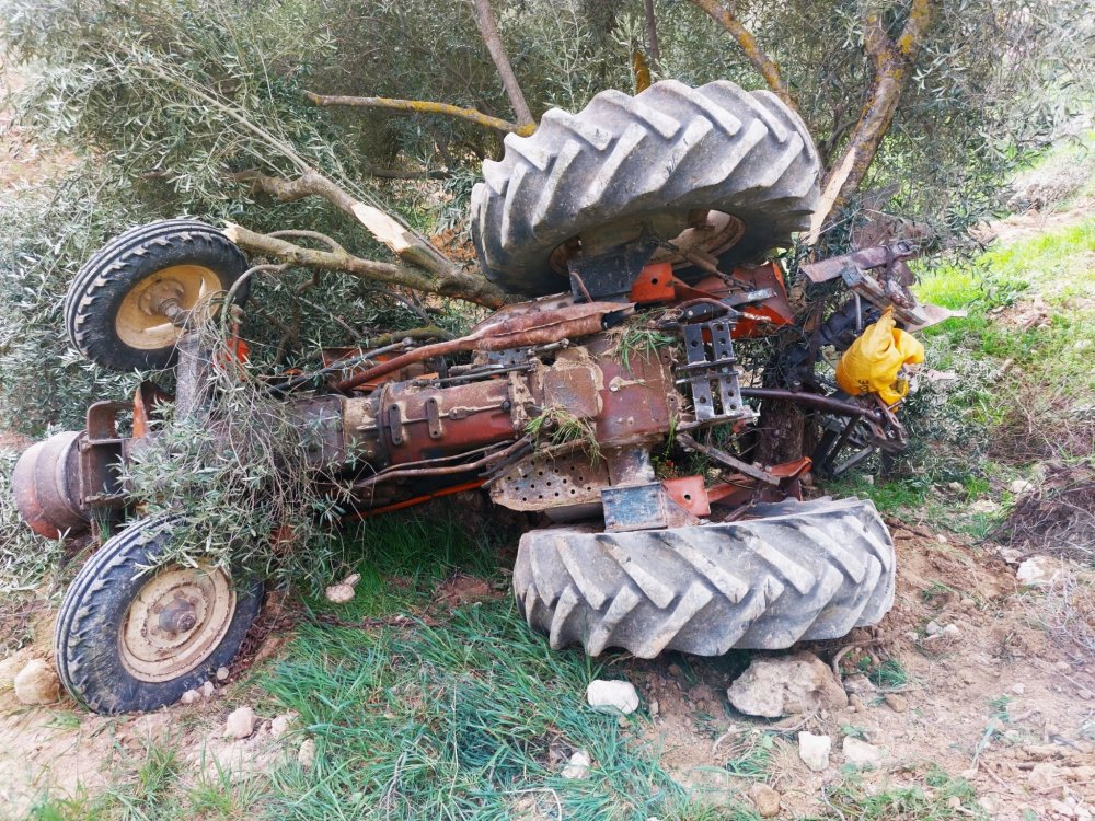 Denizli’nin Kale İlçesinde tarlasını sürerken kontrolünü kaybettiği traktörüyle birlikte uçuruma yuvarlanan çiftçi olay yerinde hayatını kaybetti.
