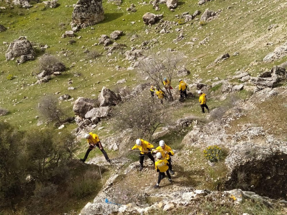 Denizli’de Dağ Arama Kurtarma (DAK) ekibinde yer alan 11 gönüllü, Pamukkale ilçesinde bulunan kayalık bölgede doğal afetlere karşı 7 saat iple eğitim aldı.
