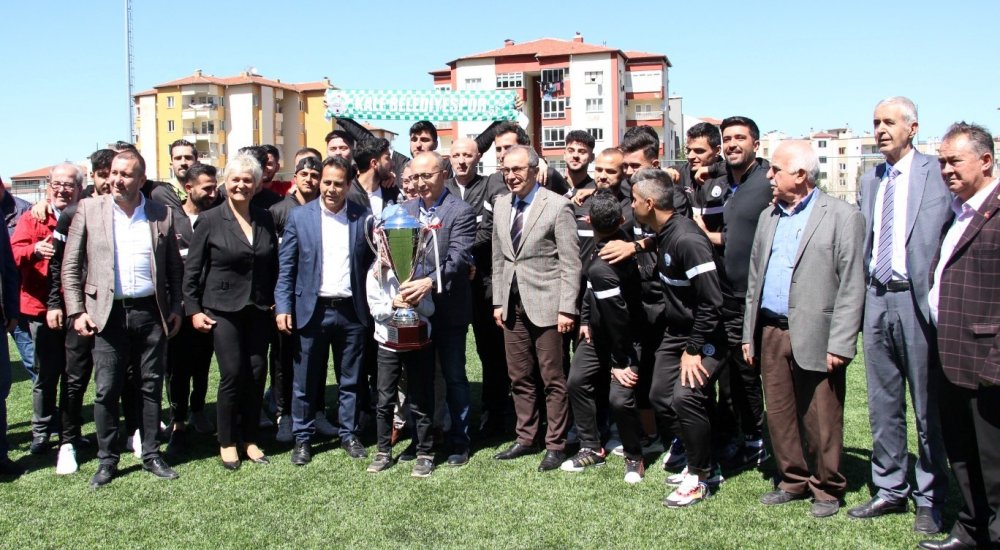 Denizli Süper Amatör Lig’in namağlup şampiyonu Kale Belediyespor, kupasını düzenlenen törende Denizli Valisi Ali Fuat Atik’in elinden aldı.