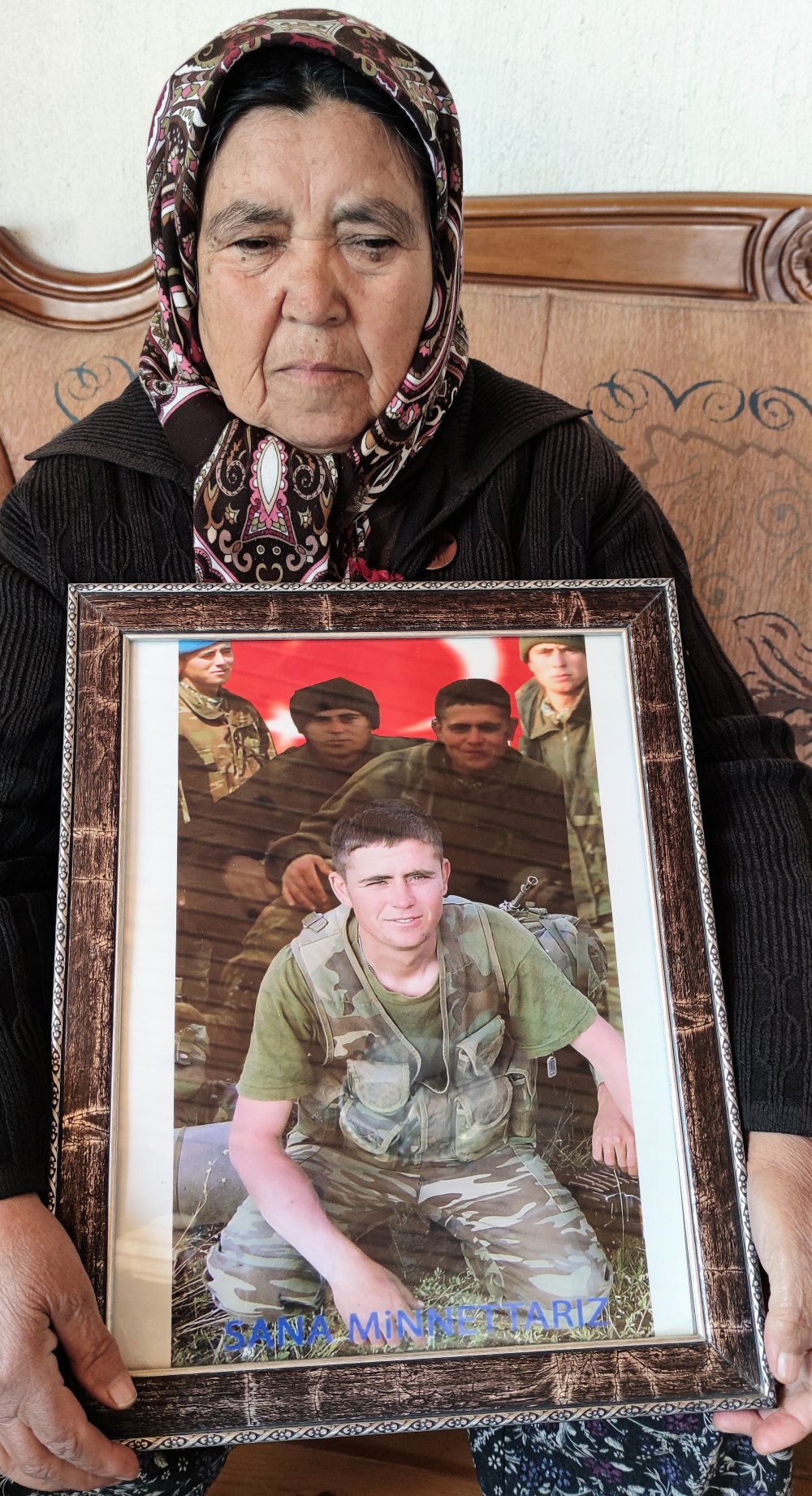 Terhisine 20 gün kala üst bölgesine dönerken PKK terör örgütü üyelerinin askeri konvoya açtığı ateş sonucu şehit olan Denizlili Jandarma Er Ömer Yankayış’ın acılı annesi, 16 yıl sona gelen müjdeli haberi oğlu ve kocasının kabirlerine götürdü. Şehit anasının “Ömer’im katilini öldürmüşler sen rahat uyu. Ali’m oğlumun katili vurulmuş, sana müjde vermeye geldim. Rahat uyuyun beraber” dedi.