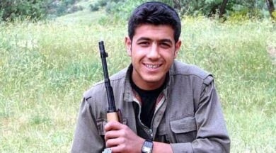 Terhisine 20 gün kala üst bölgesine dönerken PKK terör örgütü üyelerinin askeri konvoya açtığı ateş sonucu şehit olan Denizlili Jandarma Er Ömer Yankayış’ın acılı annesi, 16 yıl sona gelen müjdeli haberi oğlu ve kocasının kabirlerine götürdü. Şehit anasının “Ömer’im katilini öldürmüşler sen rahat uyu. Ali’m oğlumun katili vurulmuş, sana müjde vermeye geldim. Rahat uyuyun beraber” dedi.