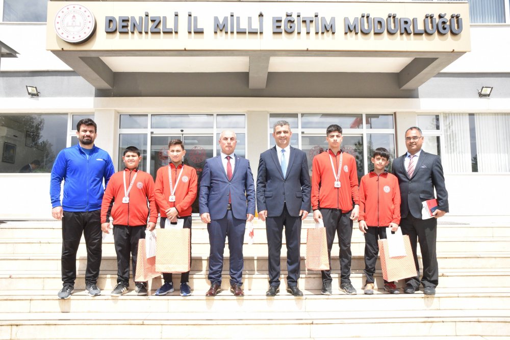 Denizli’yi Grekoromen Güreş Türkiye Şampiyonasında temsil eden Sarayköy Tosunlar Ortaokulu öğrencileri, kazandıkları 4 madalya ile büyük bir başarı yakaladı.