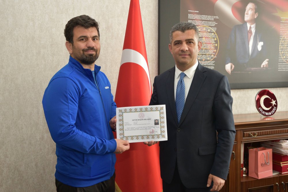 Denizli’yi Grekoromen Güreş Türkiye Şampiyonasında temsil eden Sarayköy Tosunlar Ortaokulu öğrencileri, kazandıkları 4 madalya ile büyük bir başarı yakaladı.