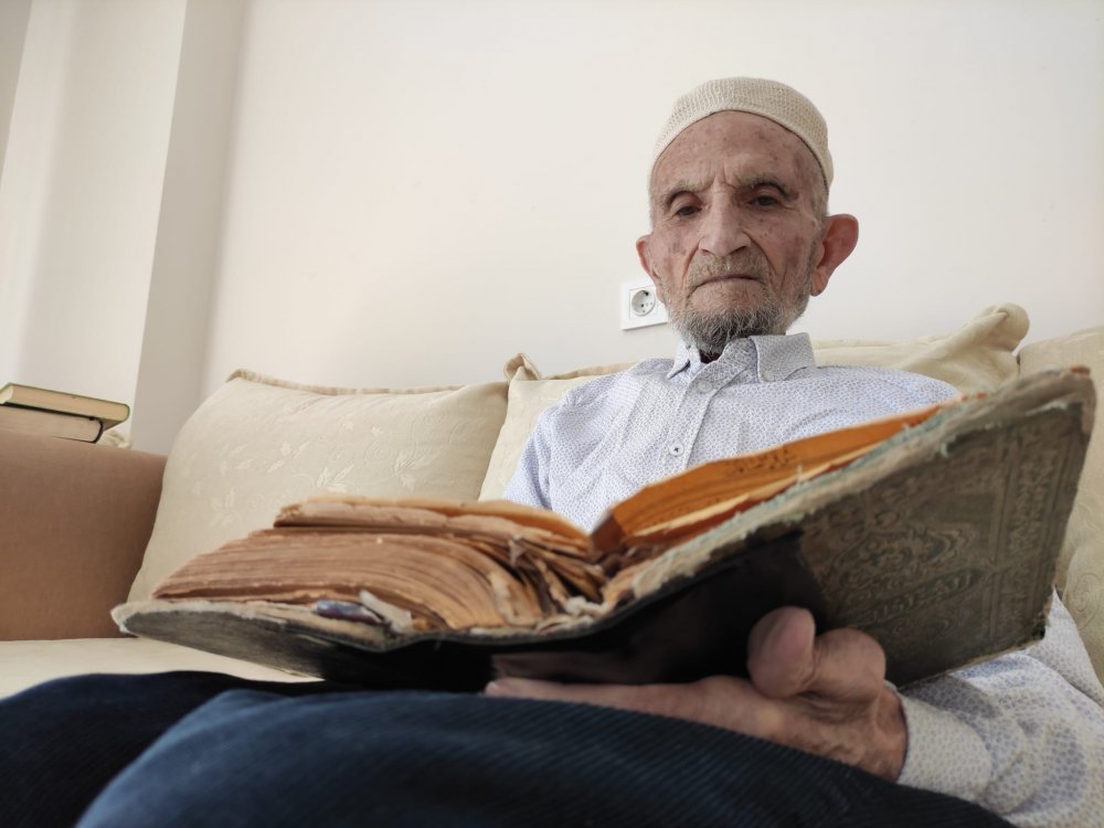 Denizli’de 76 yıl önce hafızlığını tamamlayan 94 yaşındaki Cevat Oğuz, her gün bir cüz Kur’an-ı Kerim’i yüzünden veya ezbere okuyarak ayda bir hatim yapıyor. İlk kez okumayı öğrendiği 80 yıllık Kur’an-ı Kerim’ini elinden düşürmeyen hafız, ilerleyen yaşına rağmen gözlük de kullanmıyor.