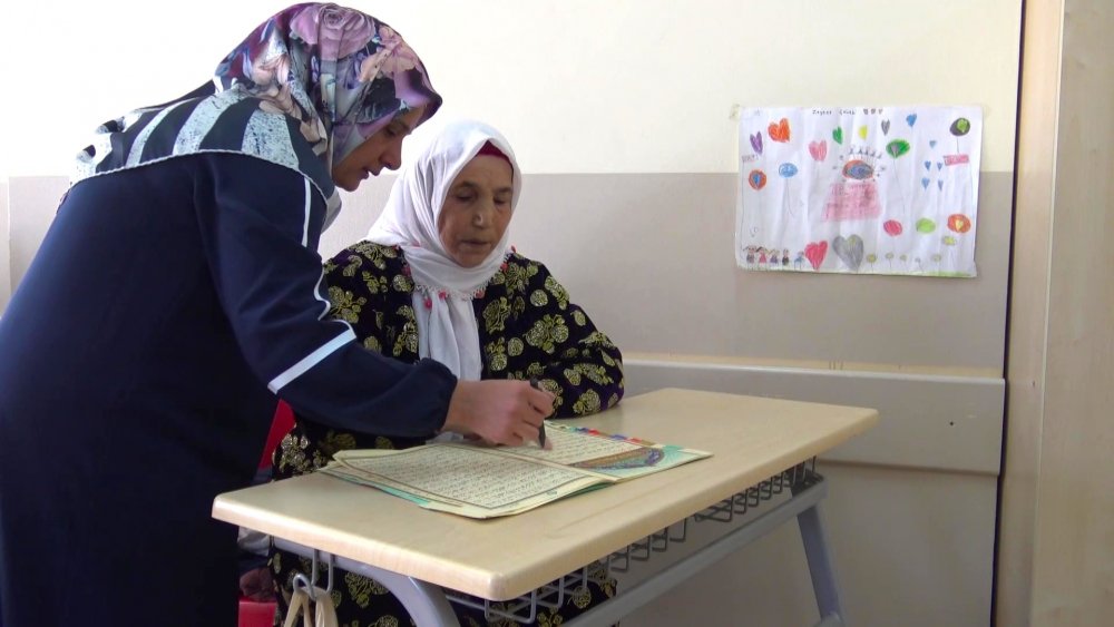 Denizli’nin Pamukkale ilçesinde 4 yetim çocuğu ile birlikte yaşayan ve okuma yazma bilmeyen 73 yaşındaki Zozan Aktepe azmiyle Kur'an-ı Kerim okumasını öğrendi.