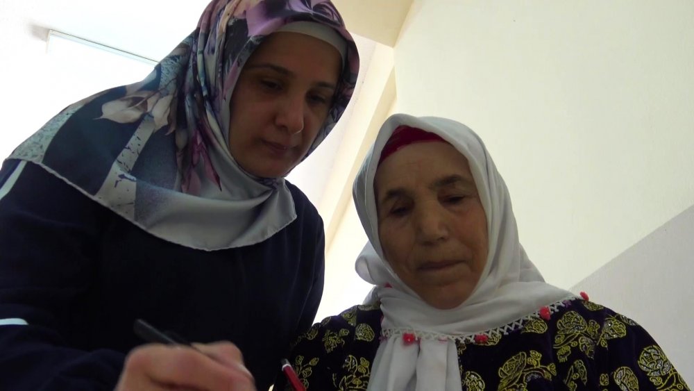 Denizli’nin Pamukkale ilçesinde 4 yetim çocuğu ile birlikte yaşayan ve okuma yazma bilmeyen 73 yaşındaki Zozan Aktepe azmiyle Kur'an-ı Kerim okumasını öğrendi.