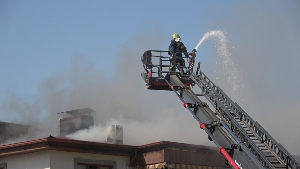 Denizli’de bir apartmanın çatı katında tadilat yapıldığı esnada yangın çıktı. Çatının bir anda alevlere teslim olduğu yangından yükselen dumanlar gökyüzünü kapladı.