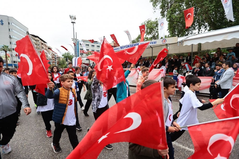 Denizli’de 19 Mayıs Atatürk'ü Anma, Gençlik ve Spor Bayramı’nın 103'üncü yıl dönümü coşkuyla kutlandı. Kent meydanında 103'üncü yıl dönümü dolayısıyla 103 balon havaya protokol ve öğrenciler tarafından bırakıldı.
