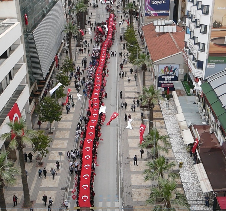 Denizli’de 19 Mayıs Atatürk’ü Anma ve Gençlik ve Spor Bayramı'nın 103. yılı kutlamaları çerçevesinde 103 metrelik bayrakla yapılan yürüyüş büyük ilgi gördü.