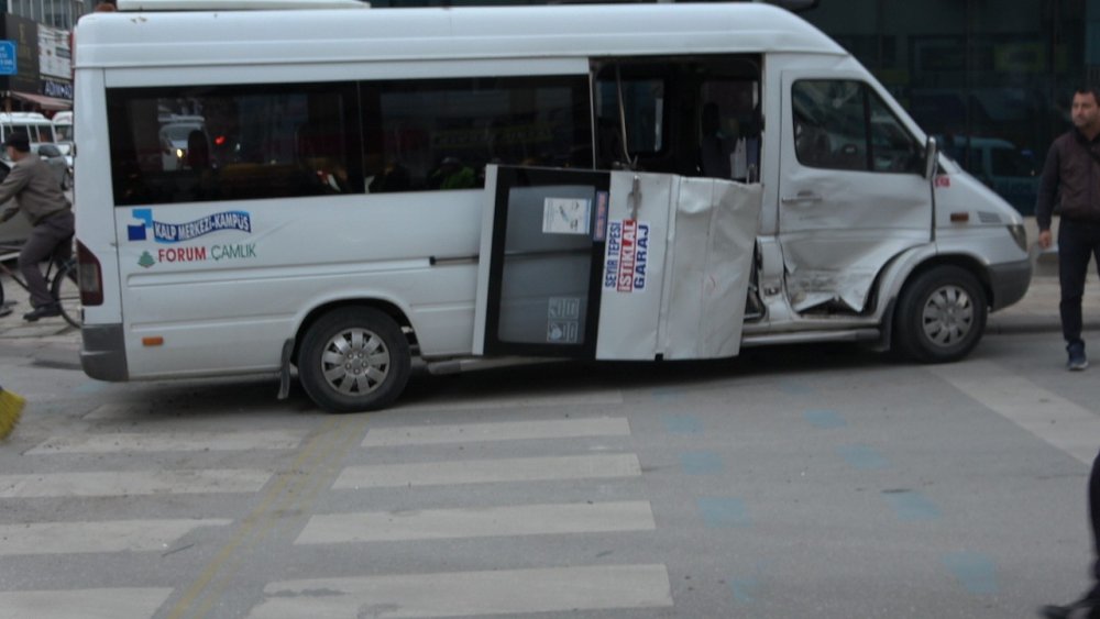 Denizli’de hasta taşıyan ambulansın şehir içi dolmuşuyla çarpıştığı trafik kazasında bir sağlıkçı ile dolmuştaki bir yolcu yaralandı.
