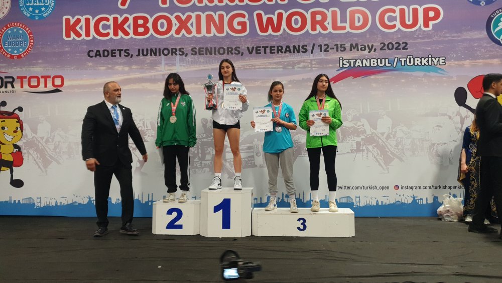 Denizlili sporcu Selvinaz Curaİstanbul'da düzenlenen 7. Uluslararası Kick Boks Dünya Kupası gençler kategorisinde kendi kilosunda tüm rakiplerini yenerek dünya şampiyonu oldu.