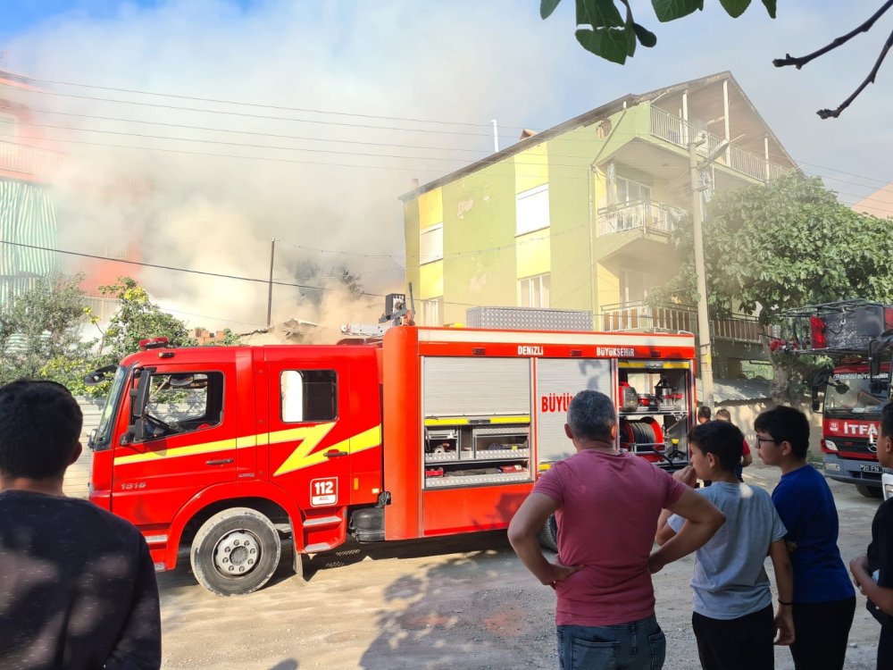 Denizli’de depo olarak kullanılan evde çıkan yangın, bitişiğindeki binalara sıçramadan itfaiye ekipleri tarafından söndürüldü.