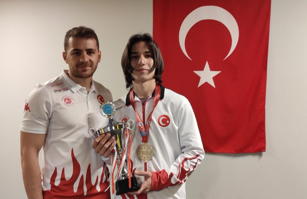 İstanbul’da gerçekleştirilen ve 52 ülkeden sporcunun katılım sağladığı kick boks şampiyonasında Denizli’yi temsil eden Kağan Çıragöz, kategorisinde kendisinden 3 yaş büyük olan rakiplerini geride bırakarak dünya şampiyonu oldu.