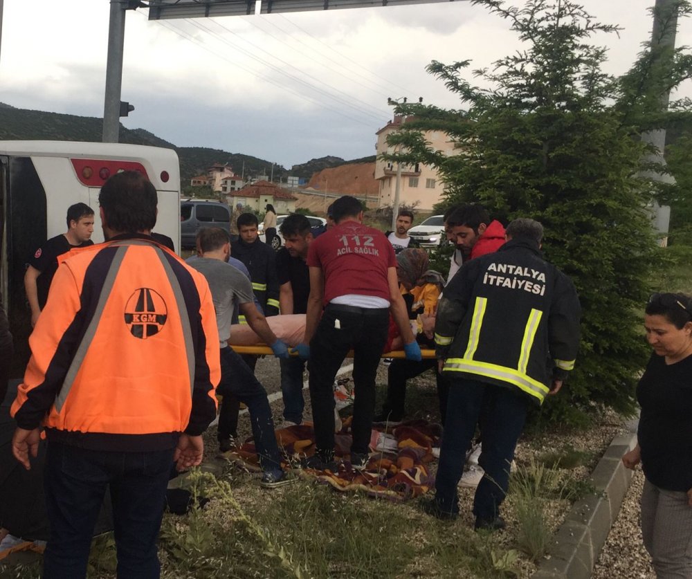 Antalya'nın Korkuteli ilçesinde Romanya uyruklu turistleri taşıyan midibüsün devrilmesi sonucu meydana gelen trafik kazasında 1’i ağır 22 kişi yaralandı.