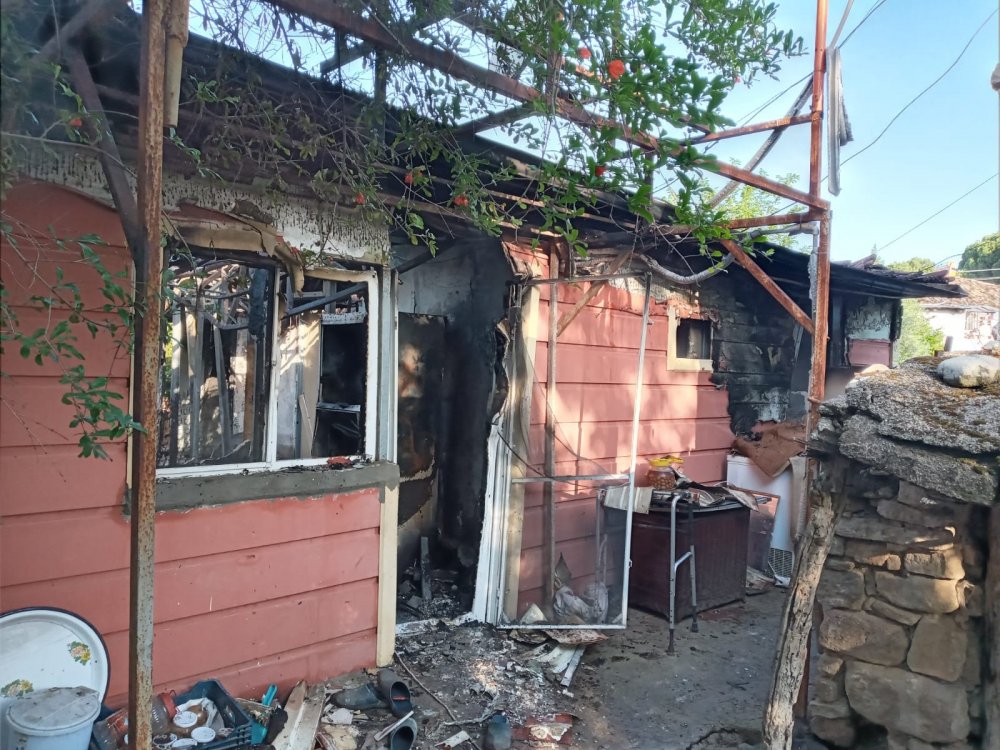 Denizli’nin Buldan ilçesinde, elektrik hattına yıldırım düşmesi sonucu çıkan yangında tek katlı prefabrik ev kül oldu.