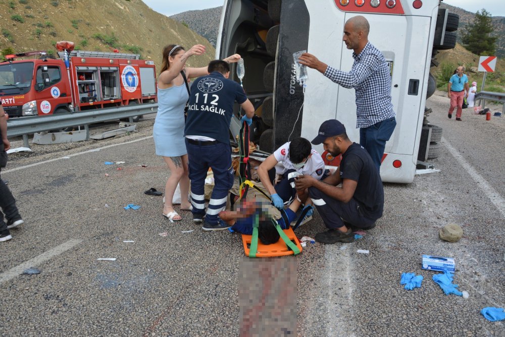 Denizli’den Antalya’ya giden ve yabancı turistleri taşıyan tur midibüsü Korkuteli İlçesinde devrildi. Kazada can pazarı yaşanırken, 1 kişi hayatını kaybetti, 22 kişi yaralandı.