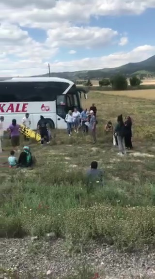 Denizli’de Pamukkale firmasına ait şehirlerarası yolcu otobüsü yoldan çıkıp tarlaya uçtu. Feci kazada muavin ağır yaralanırken, çok sayıda yolcunun yaralandığı öğrenildi.