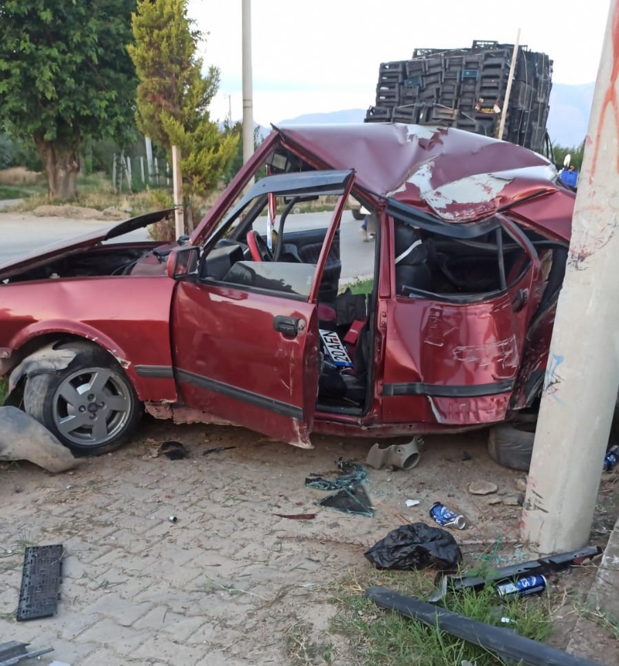 Denizli’nin Çivril ilçesinde alkollü ve ehliyetsiz olan sürücünün kullandığı otomobil, önce duvara ardından elektrik direğine çarparak hurdaya döndü. Kazada sürücü ve yolcu konumundaki kişi yaralandı.