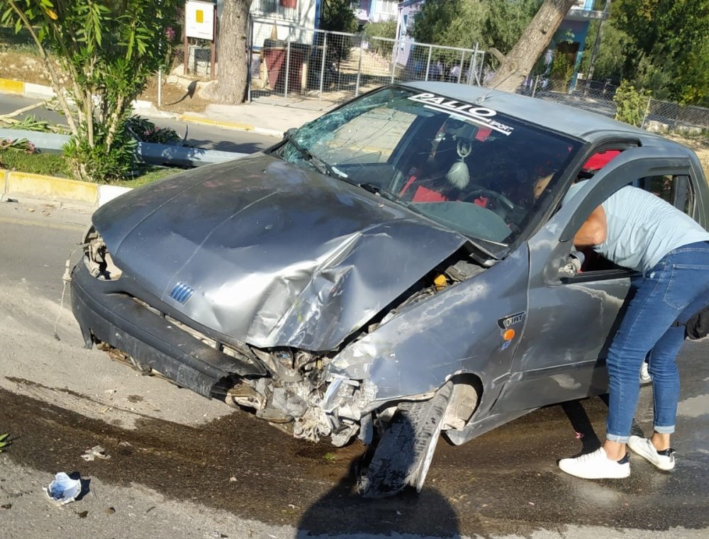 Denizli’nin Pamukkale ilçesinde kontrolden çıkan otomobilin orta refüjde bulunan aydınlatma direğine çarpması sonucu meydana gelen trafik kazasında iki kişi yaralandı.