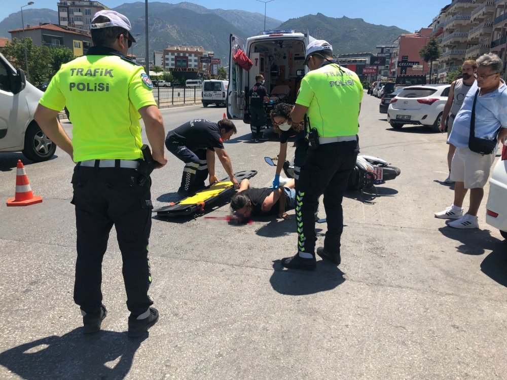 Denizli’de elektrikli motosiklet ile otomobilin çarpıştığı kazada yere düşen motosiklet sürücüsü ağır yaralandı.