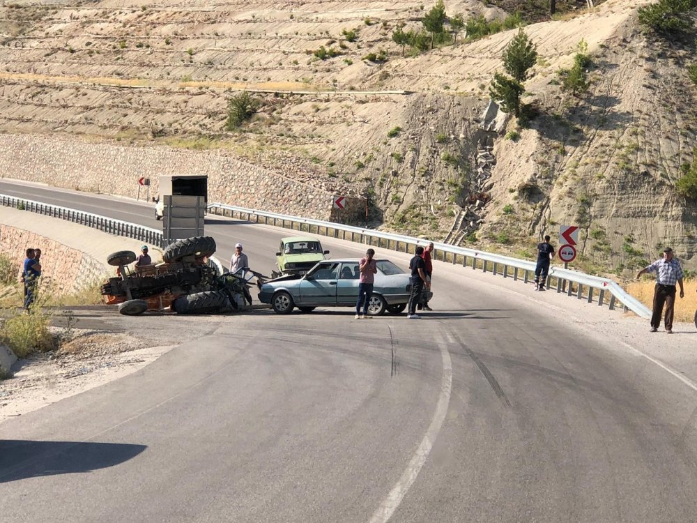 Denizli’nin Acıpayam ilçesinde traktör ile otomobilin çarpışması sonucu meydana gelen trafik kazasında 2 kişi yaralandı.