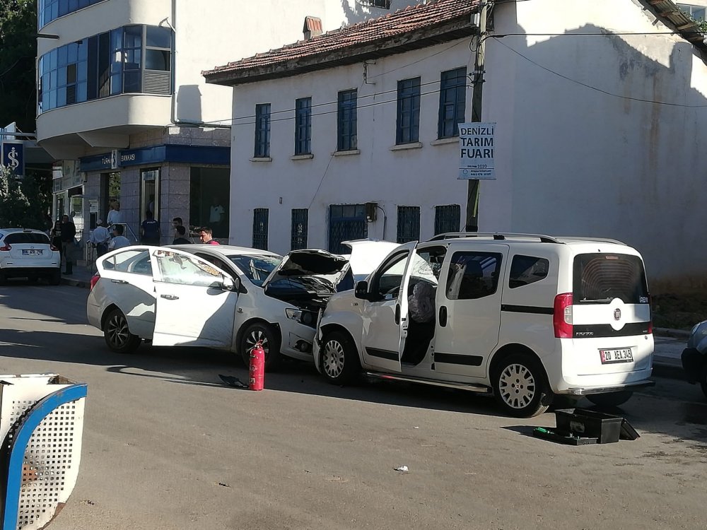 Denizli’nin Çal ilçesinde iki otomobilin kafa kafaya çarpışması sonucunda meydana gelen trafik kazasında 5 kişi yaralandı.