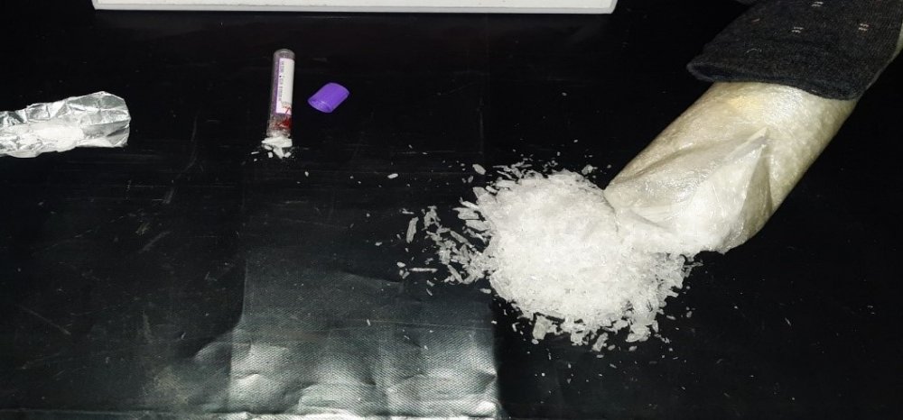 Denizli’ye uyuşturucu madde getiren 2 şüphelinin kullandığı aracın yolcu koltuğunun alt kısmındaki çorap içerisine gizlenmiş 511 gram metamfetamin maddesi ele geçirildi.