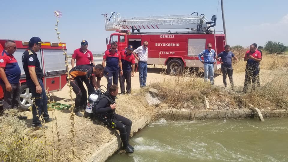 Denizli’nin Çivril ilçesinde kontrolden çıkan otomobilin sulama kanalına düşmesi sonucu 2 kişi yaralandı. Sulama kanalına düşen otomobil, sulatı arama ve kurtarma ekibi tarafından çıkarıldı.