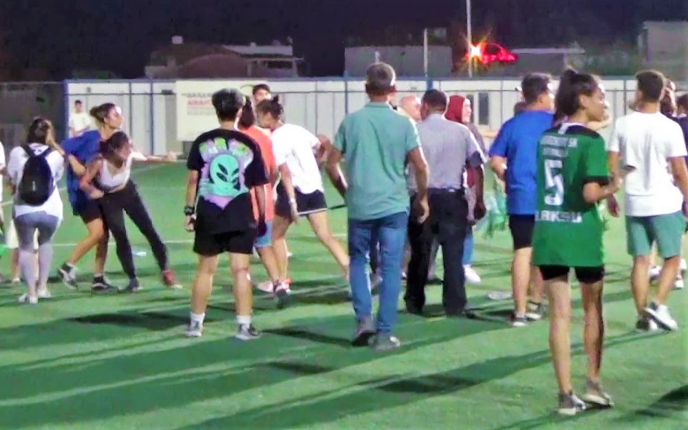 Denizli’de oynanan TFF Kadınlar U15 Bölgesel Gelişim Ligi’nin son maçında her iki takımın futbolcu ve teknik heyetleri birbirinin üzerine yürümesiyle saha bir anda ringe dönüştü. Tekme ve yumrukların havada uçuştuğu olayda hızını alamayan taraflar, sahaya giren güvenlik güçlerine de zorluk çıkardı.