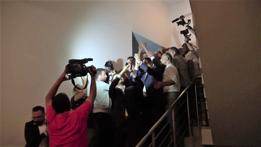 DEVA Partisi Genel Başkanı Ali Babacan, Denizli’de katıldığı canlı yayın öncesi ve sırasında AK Partili gençlerin protestosu ile karşılaştı. Babacan’ın asansöre binmesine engel olan gençler, canlı yayının yapıldığı stüdyonun önünde ‘Erdoğan’ sloganları attı.