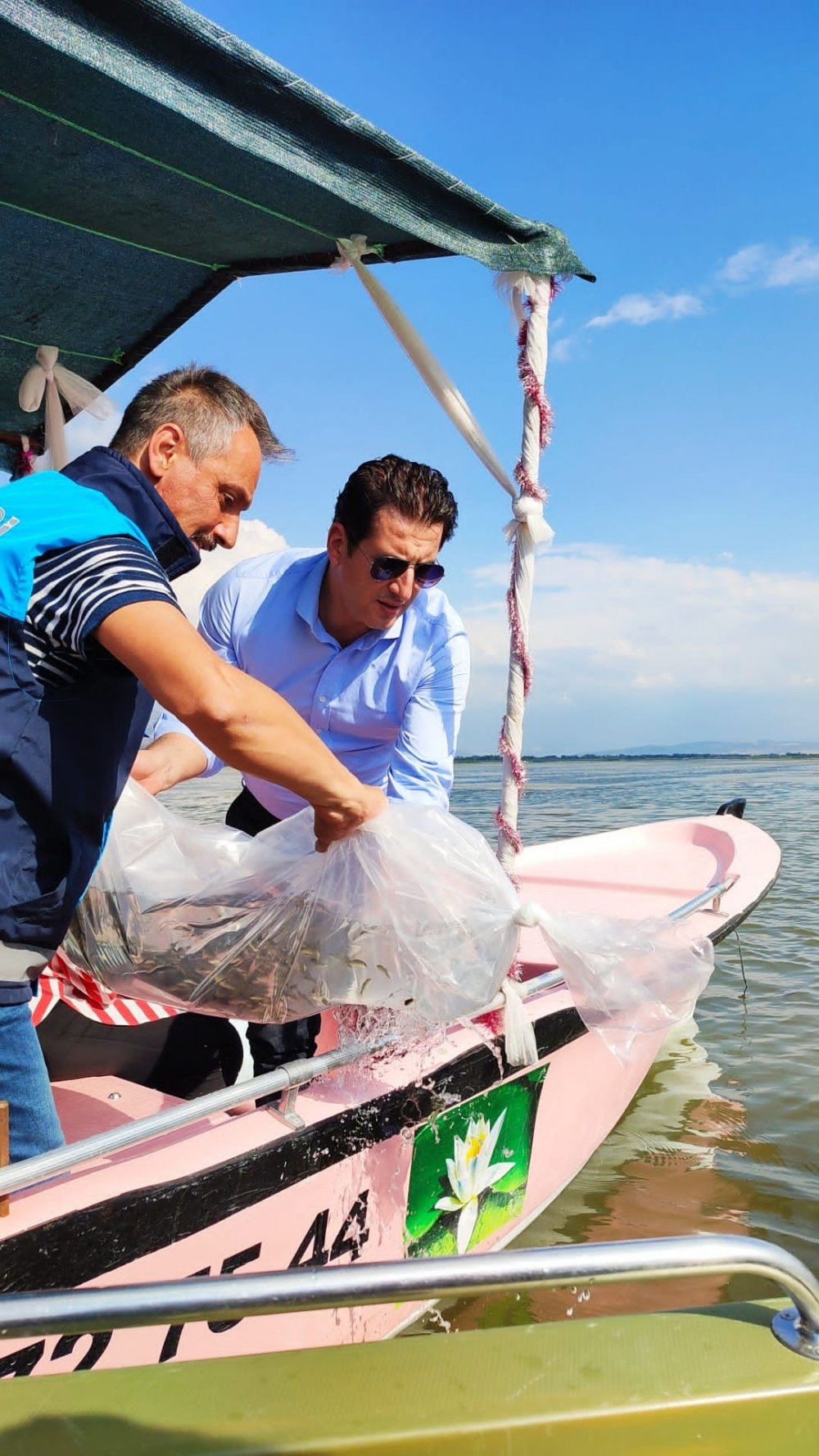 Denizli’nin Çivril ilçesinde nilüfer deryasının bulunduğu Işıklı Gölüne 300 bin adet yavru balık bırakıldı.