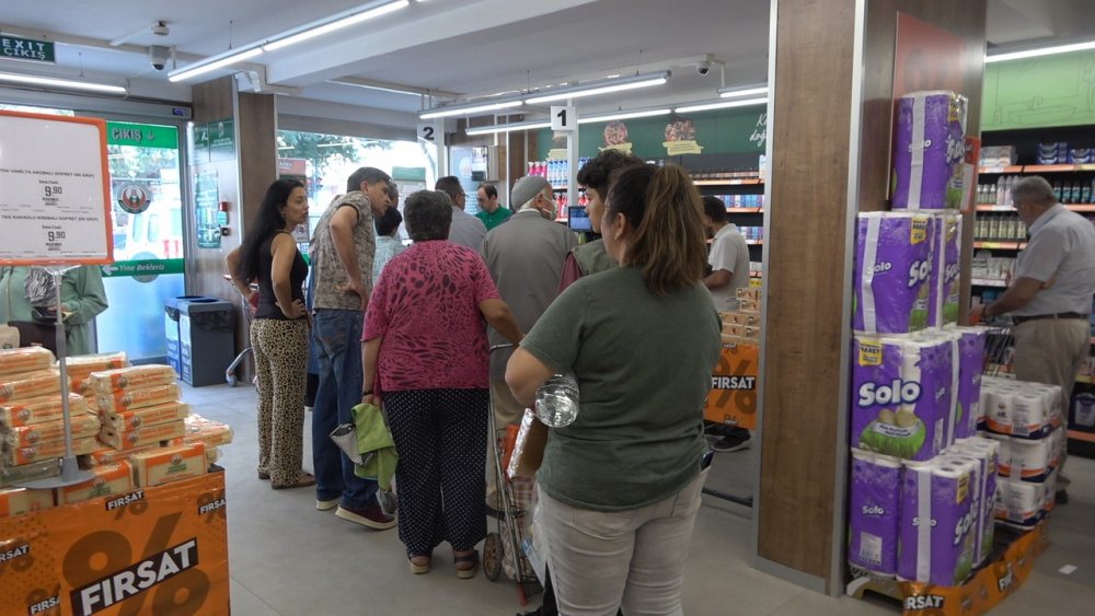 Tarım Kredi Kooperatifi Marketlerinde bulunan 30’dan fazla ürüne indirim gelmesinin ardından Denizliler sabah saatlerinde marketlerde yoğunluk oluşturdu.